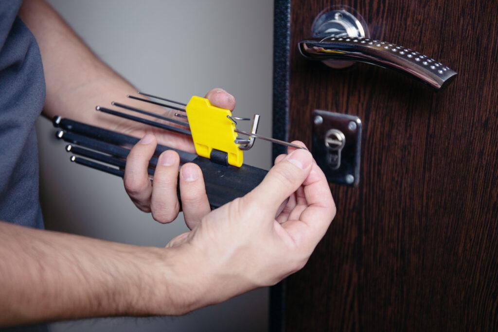 Serrurier réalisant une ouverture fine de porte par crochetage à Amiens